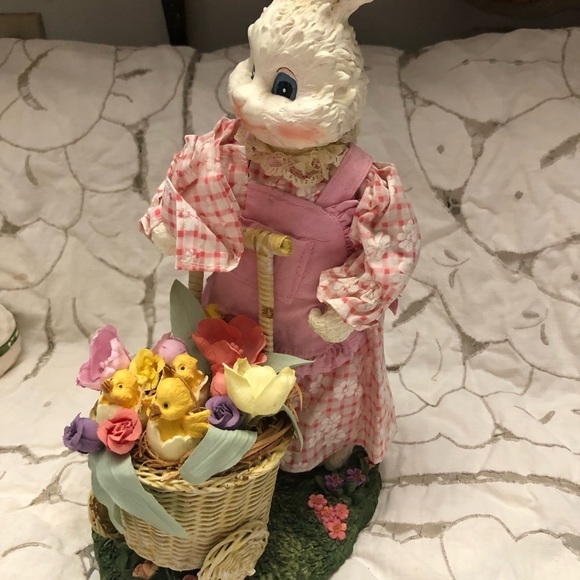 Vintage Vtg Easter Bunny Figurine with Basket of Flowers and Chicks - Picture 4 of 8